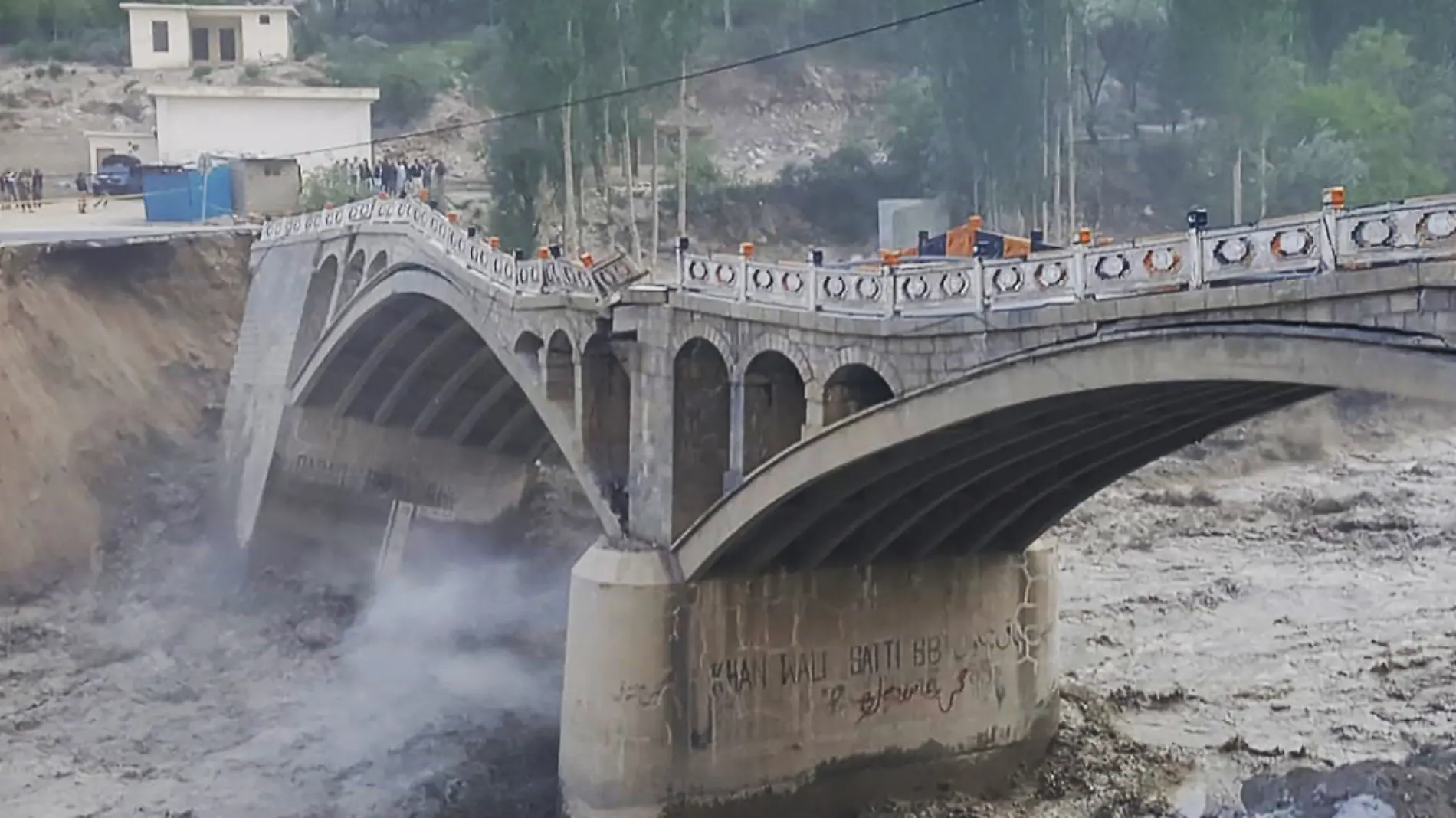 Puente se derrumba en Pakistán 